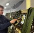 Сотрудники следственного управления СКР по ЯНАО вместе с молодежью присоединились к плетению маскировочных изделий для бойцов СВО - Следственный комитет